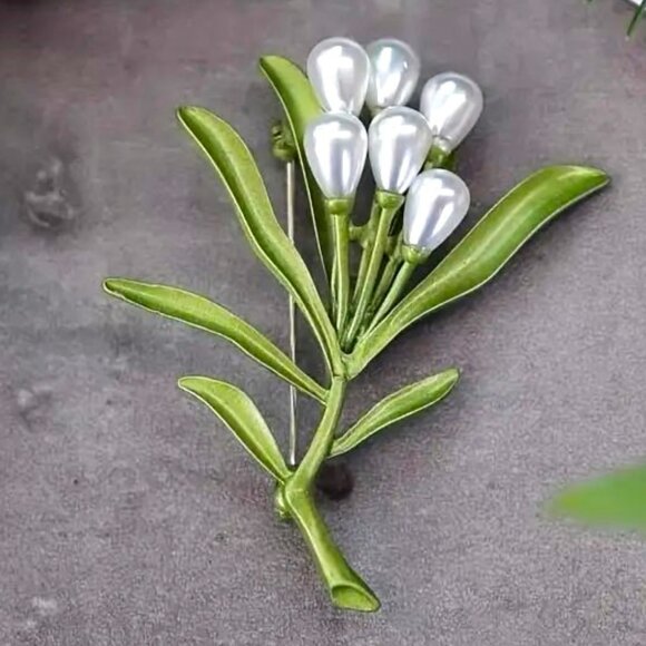 Brooch Pearl Flower Bouquet Pin Stylish Trendy Glam Pretty Fashion Delicate NEW - Picture 1 of 3